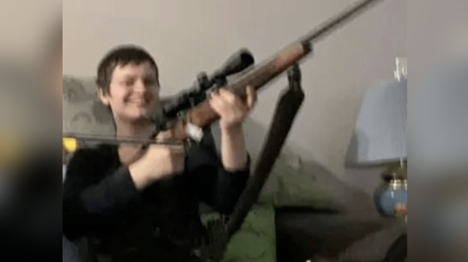 Hình ảnh từ kênh YouTube của Jesse Van Rootselaar cho thấy được sử dụng súng khi còn bé. Ảnh: Global News