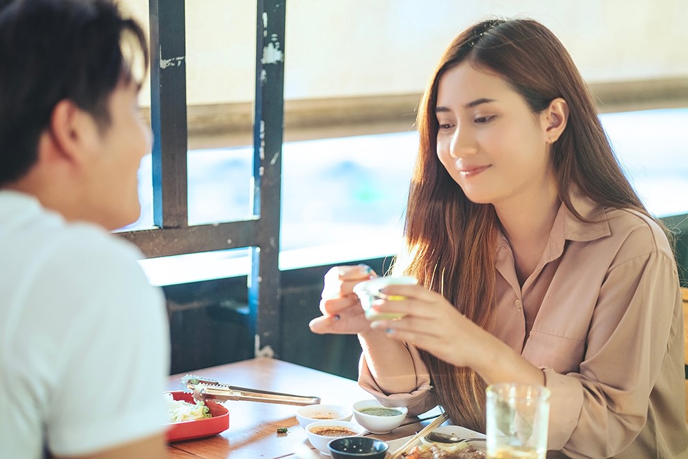 Người trẻ ngày nay quen với việc kết nối nhưng ngại gắn bó, quen với chia sẻ nhưng ngại cam kết. Ảnh: Shutterstock