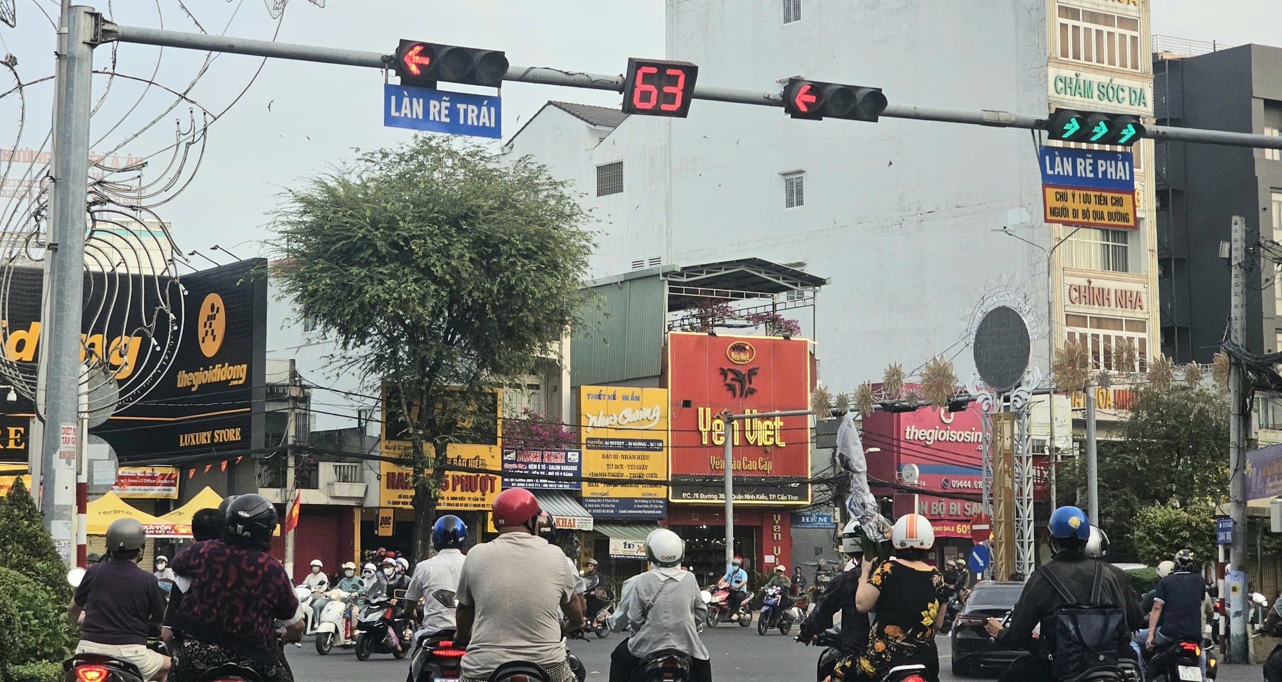 Kẹt xe do đèn đỏ dài, đèn xanh ngắn: Bạn đọc dẫn chứng nhiều nơi 1 đèn đỏ - Ảnh 1.