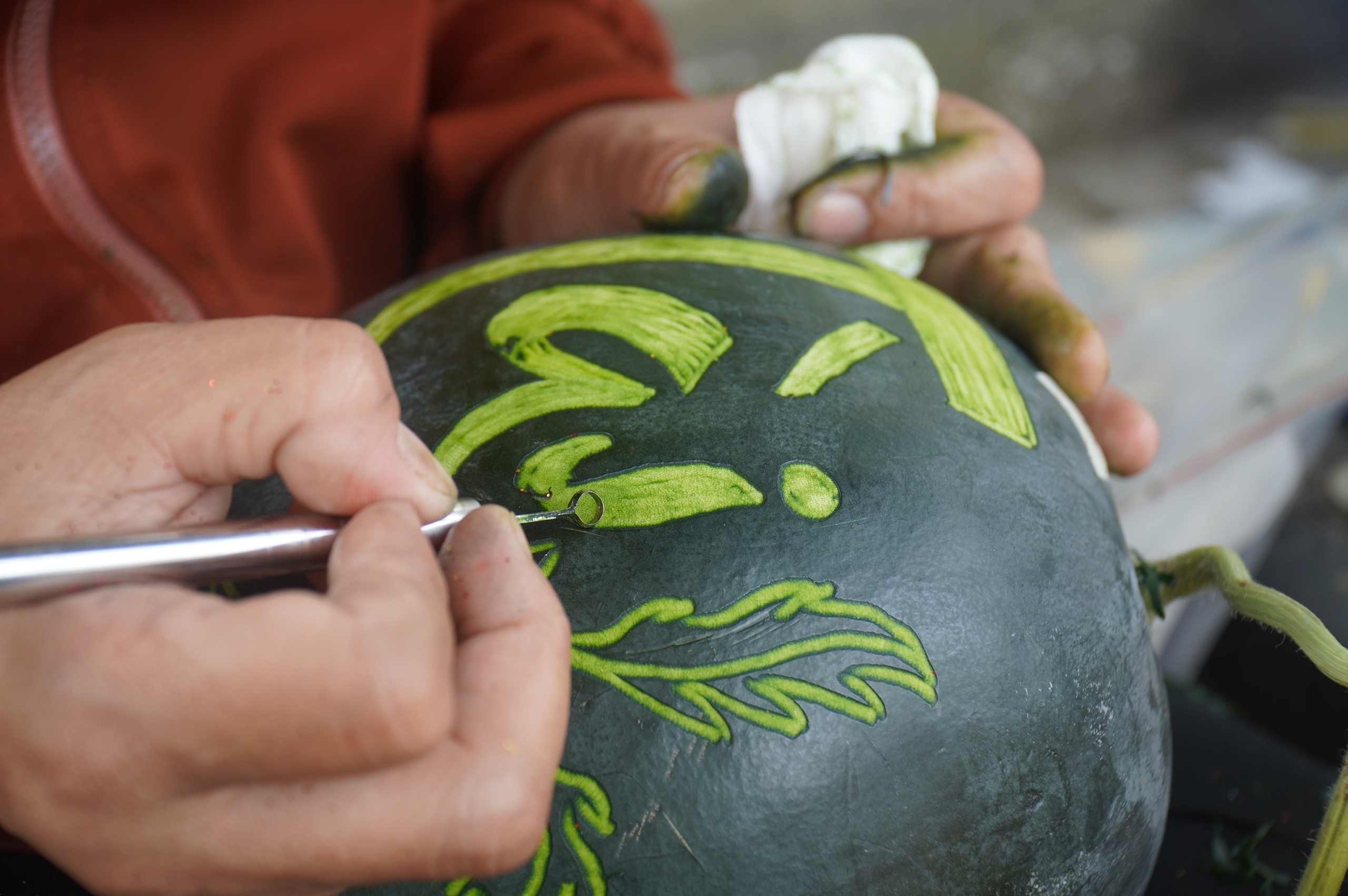 Khắc dưa hấu chưng Tết, kiếm 4 - 5 triệu đồng mỗi ngày 1 Khắc dưa hấu chưng Tết, kiếm 4 - 5 triệu đồng mỗi ngày - Ảnh 1.