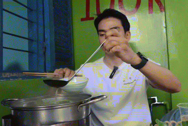 Khách Hàn vào hẻm nhỏ TPHCM, ăn lẩu đặc sản 100.000 đồng/nồi - 3