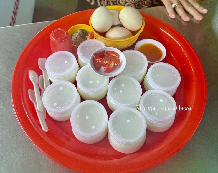 Sữa chua ăn kèm trứng lòng đào là món ăn vặt nổi tiếng ở gần hải đăng Vũng Tàu. Ảnh: Constance.reportfood