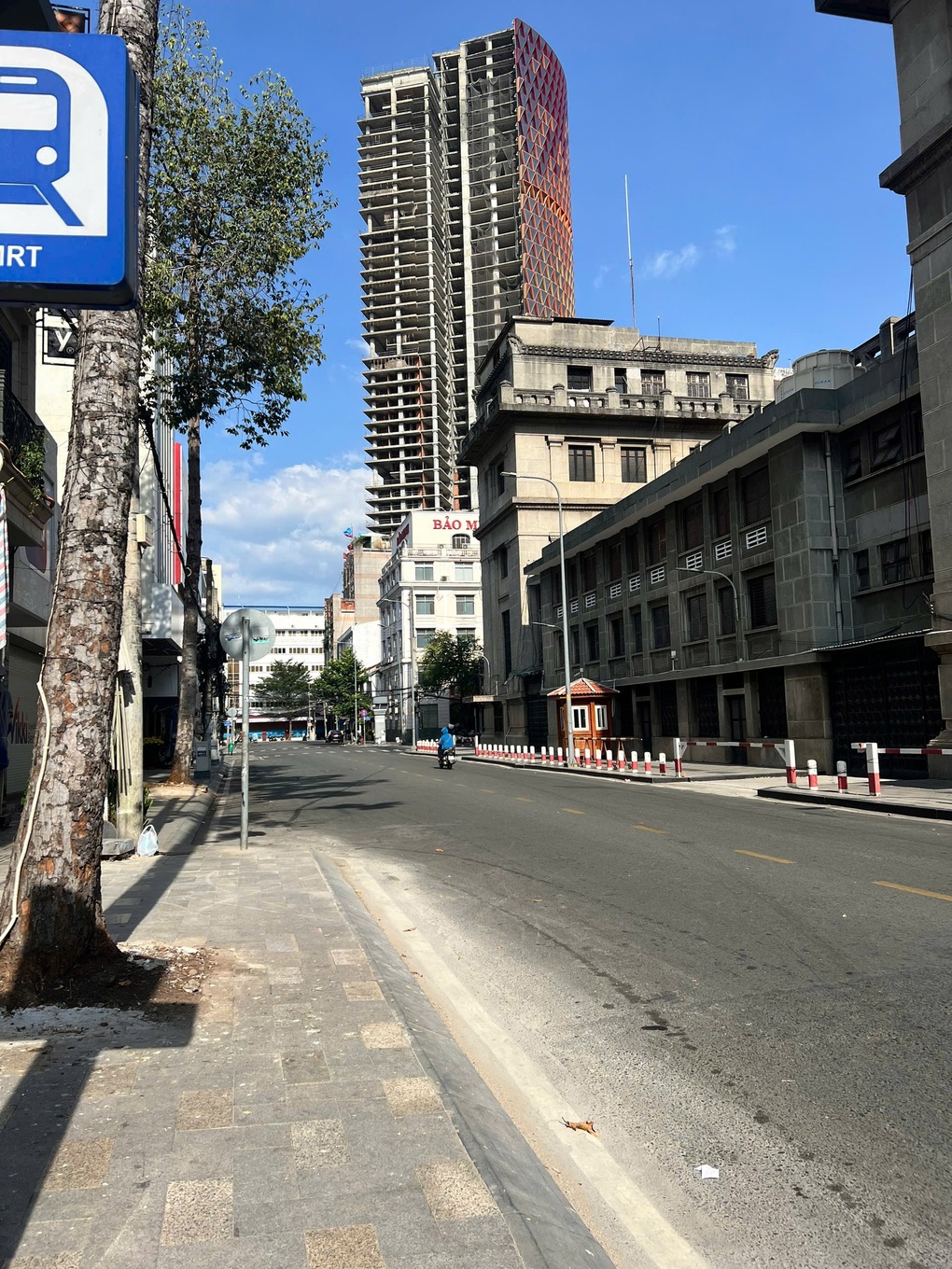 Khách Nga đứng hình vì cảnh tượng lạ ở TPHCM khi bước ra đường ngày Tết - 1