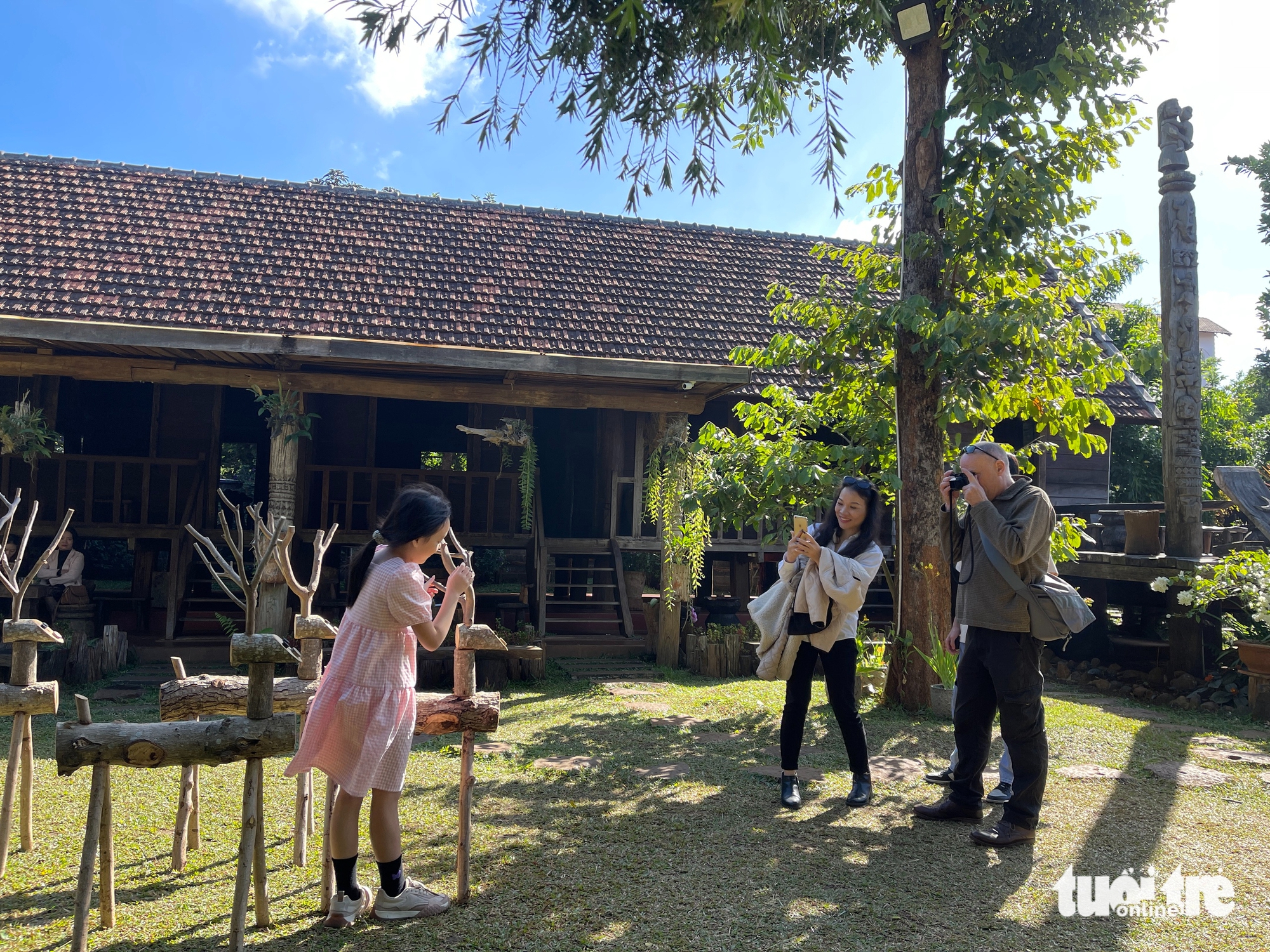 Khách Tây check-in buôn cổ, lên máy cày đi làm rẫy - Ảnh 1.