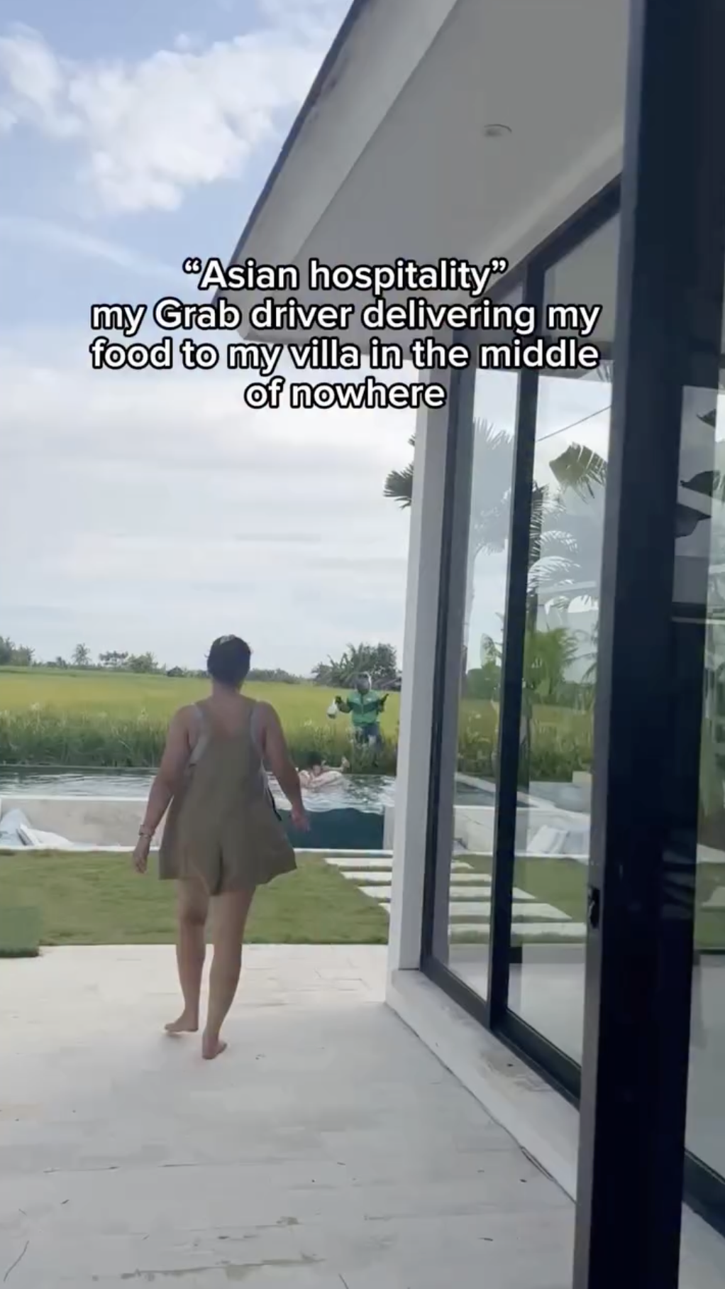 Khách Tây chết lặng nhìn shipper lộ diện từ dưới bùn để giao đơn hàng giữa ruộng- Ảnh 1. Khách Tây chết lặng nhìn shipper lộ diện từ dưới bùn để giao đơn hàng giữa ruộng- Ảnh 1.