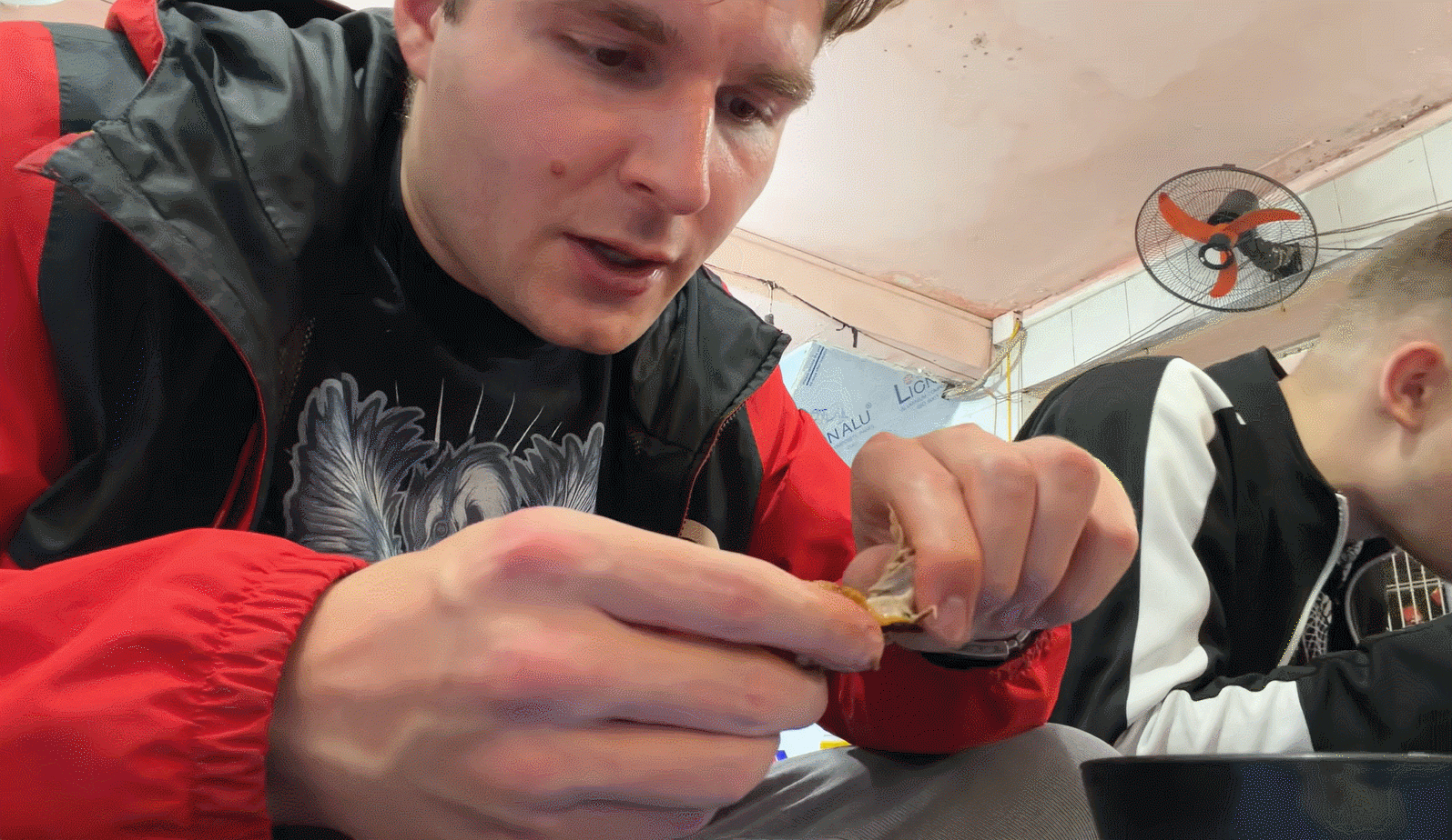 Hai chàng trai người Đức say sưa thưởng thức món chim câu quay, nức nở khen ngon