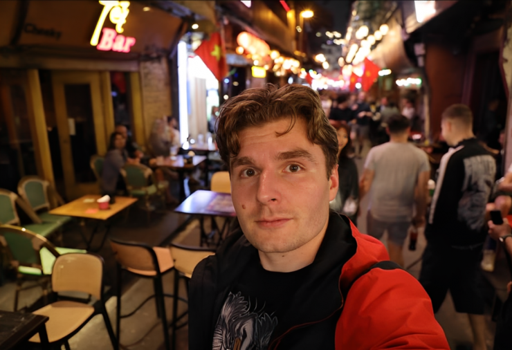 Max cùng nhóm bạn từ Đức đến Hà Nội du lịch, trải nghiệm nhiều món ăn đường phố