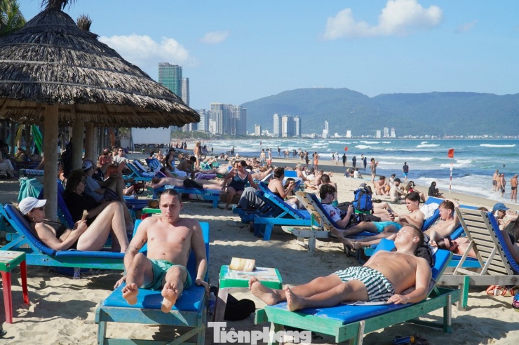 Trong khi người dân và khách nội địa vắng hoe thì du khách nước ngoài lại đổ về biển Đà Nẵng nườm nượp trong dịp áp Tết. Các bãi biển có ghế nằm gần như không còn chỗ trống. Ảnh: Thanh Hiền.