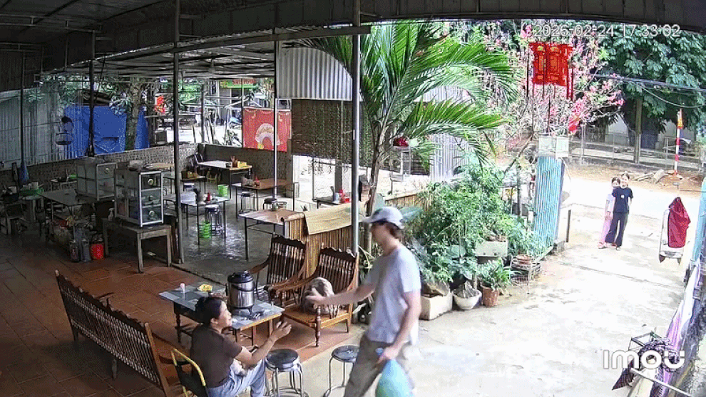 Khách Tây được tặng chiếc bắp cải, đi khắp làng ở Mai Châu tìm người để cho - 1