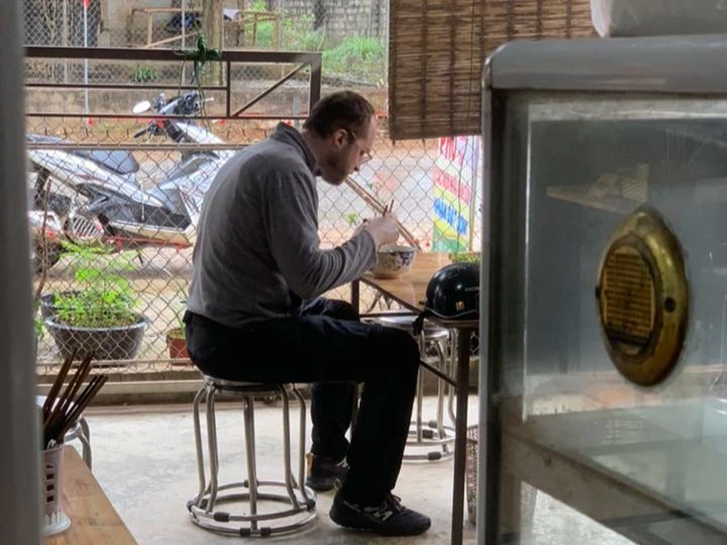 Khách Tây được tặng chiếc bắp cải, đi khắp làng ở Mai Châu tìm người để cho - 2