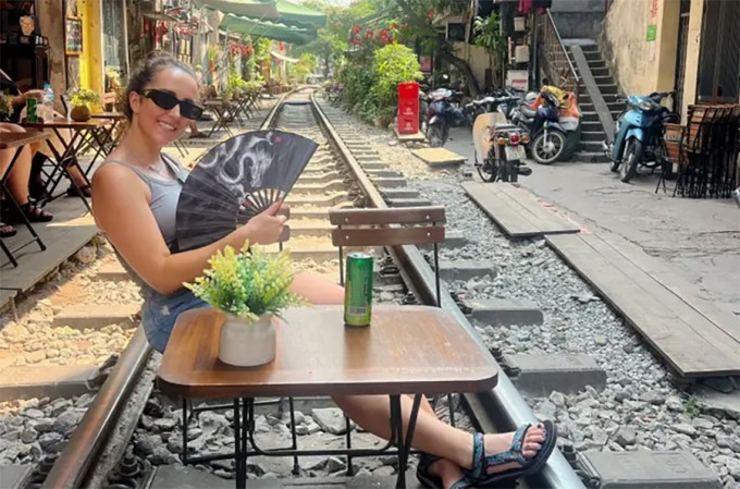 Khách Tây thấy mặc cả ở Việt Nam rất thú vị 1 Thời tiết thay đổi nhanh, việc mặc cả khi mua sắm là những điều khiến Gentry thấy bất ngờ ở Việt Nam. Ảnh: Gentry