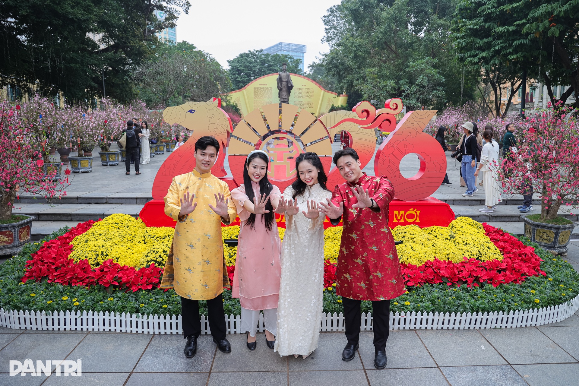 Khách Tây về Việt Nam ăn Tết với vợ, choáng ngợp không gian xuân Hà Nội - 1