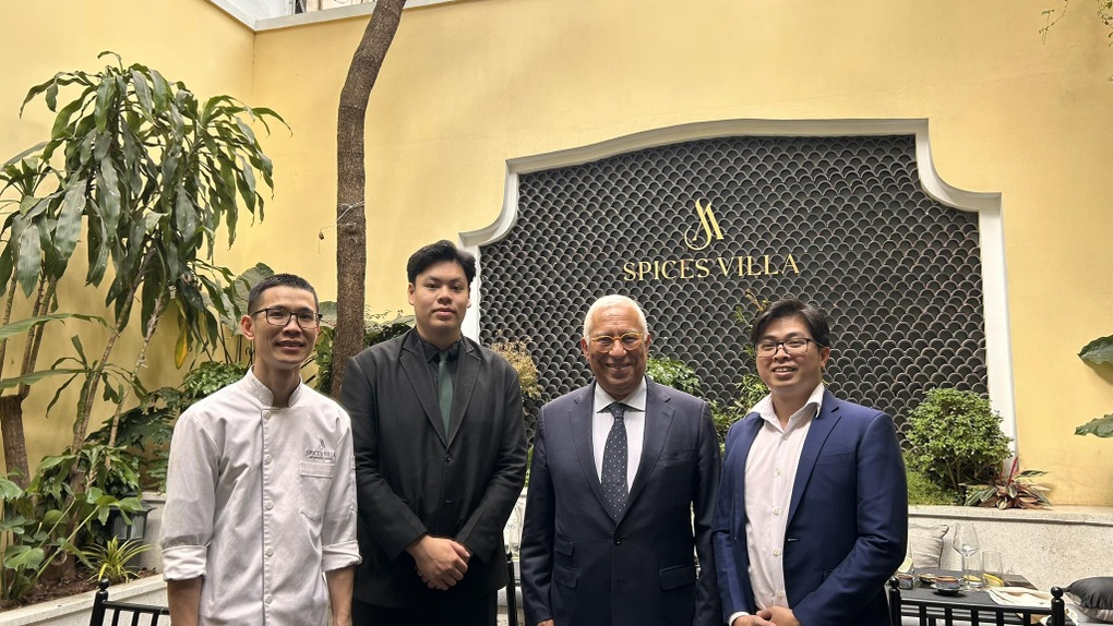 Khách cấp cao châu Âu ăn trưa với rau muống và gà xé hoa chuối ở Hà Nội - 1