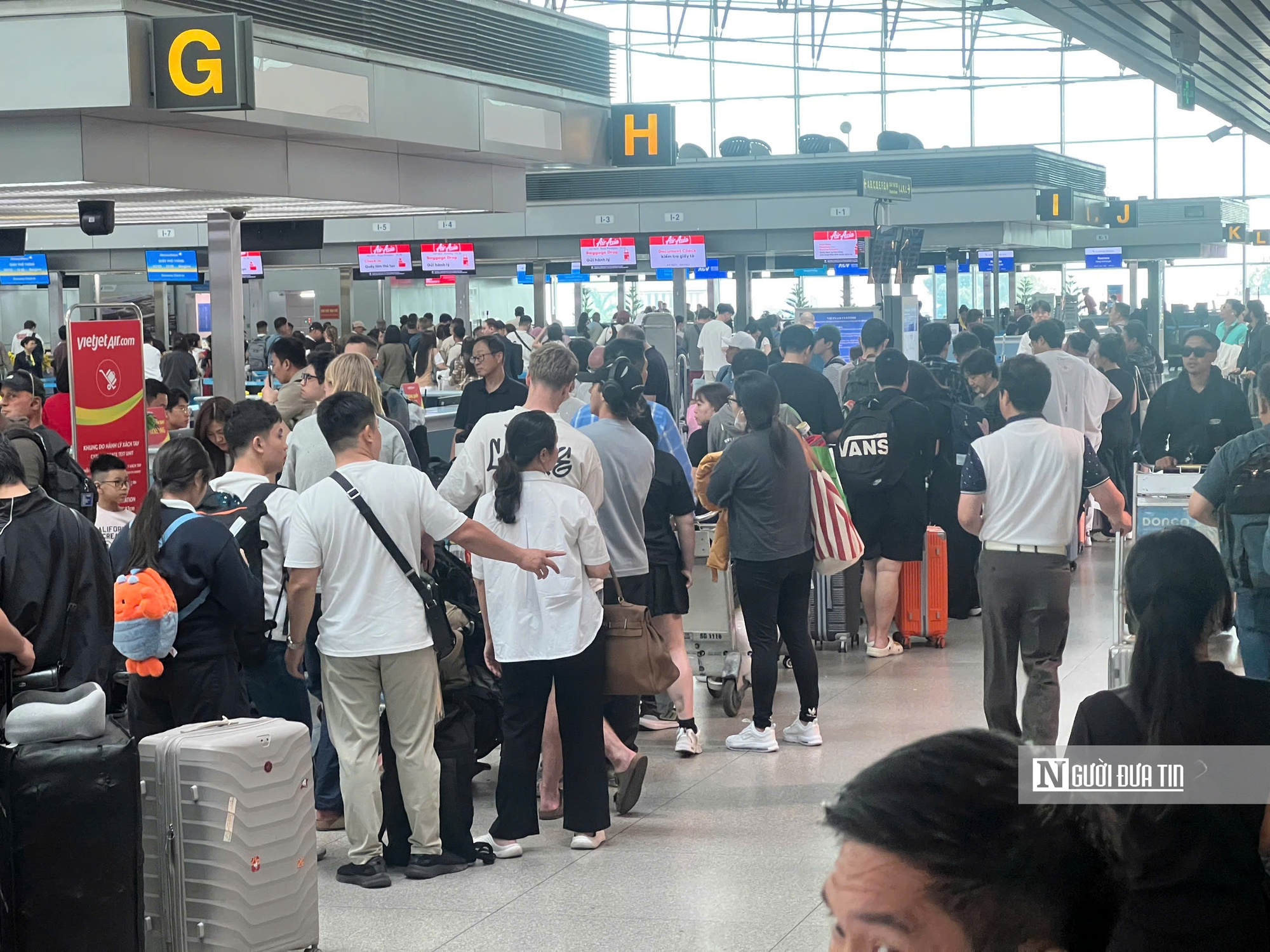 Khách đổ về sân bay Tân Sơn Nhất tăng 