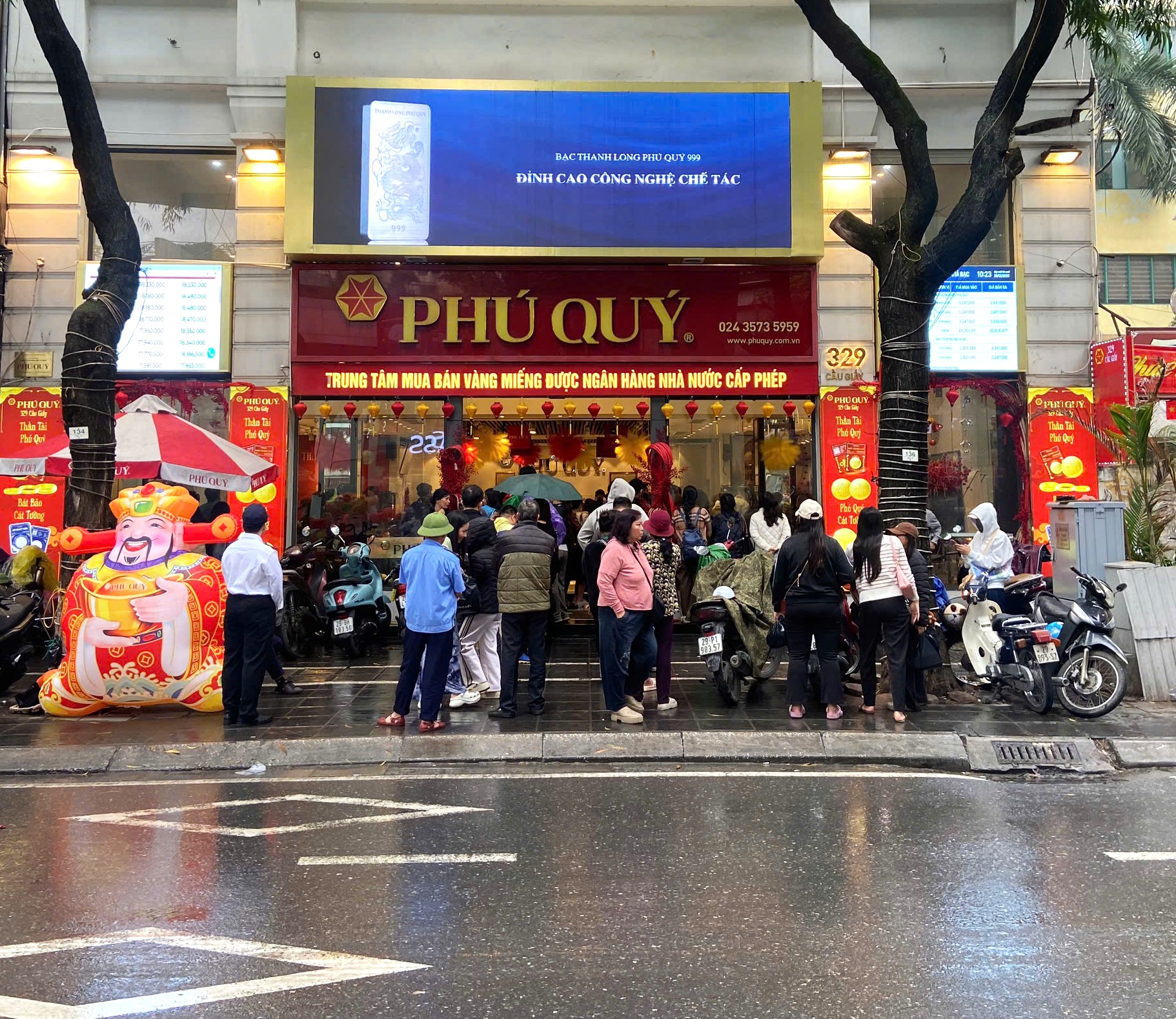 Mua vàng trước ngày Thần Tài: Khách được mua tối đa 10 cây vàng/lượt, tài xế xe ôm công nghệ tắt app đi xếp hàng thuê kiếm 80 nghìn/giờ- Ảnh 1.