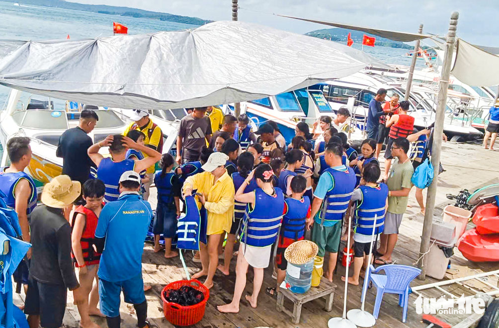 Khách quốc tế chọn trải nghiệm tour 3 đảo để chụp ảnh và lặn ngắm san hô ở Phú Quốc dịp Tết - Ảnh 1.