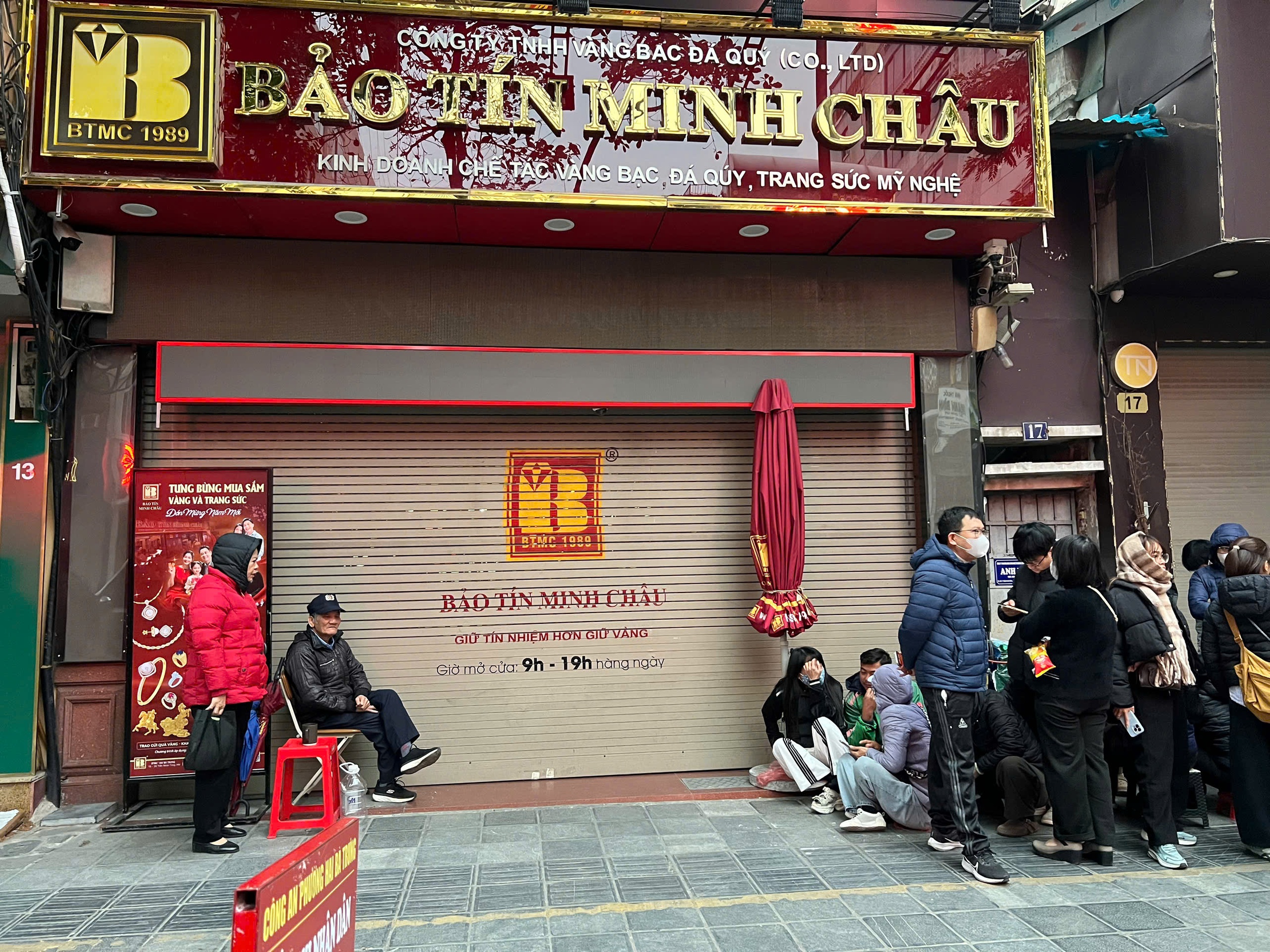 Khách xếp hàng mua khi giá vàng, bạc đảo chiều tăng mạnh 1 Khách xếp hàng mua khi giá vàng, bạc đảo chiều tăng mạnh - Ảnh 1.