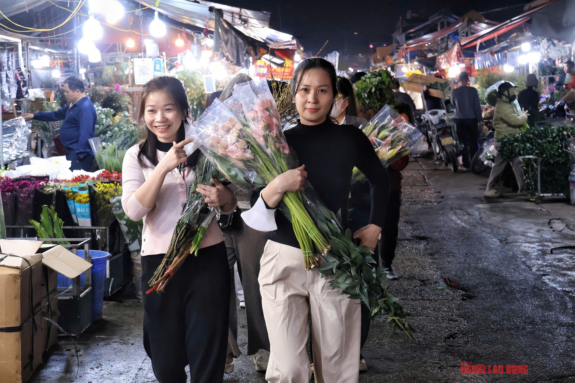 Khám phá chợ hoa Quảng An lớn nhất Hà Nội dịp Tết 2026 - Ảnh 1.