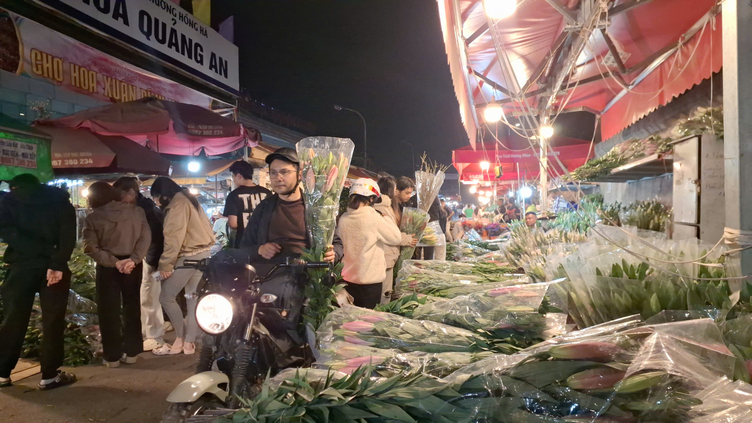 Khám phá chợ hoa Quảng An lớn nhất Hà Nội dịp Tết 2026 - Ảnh 3.