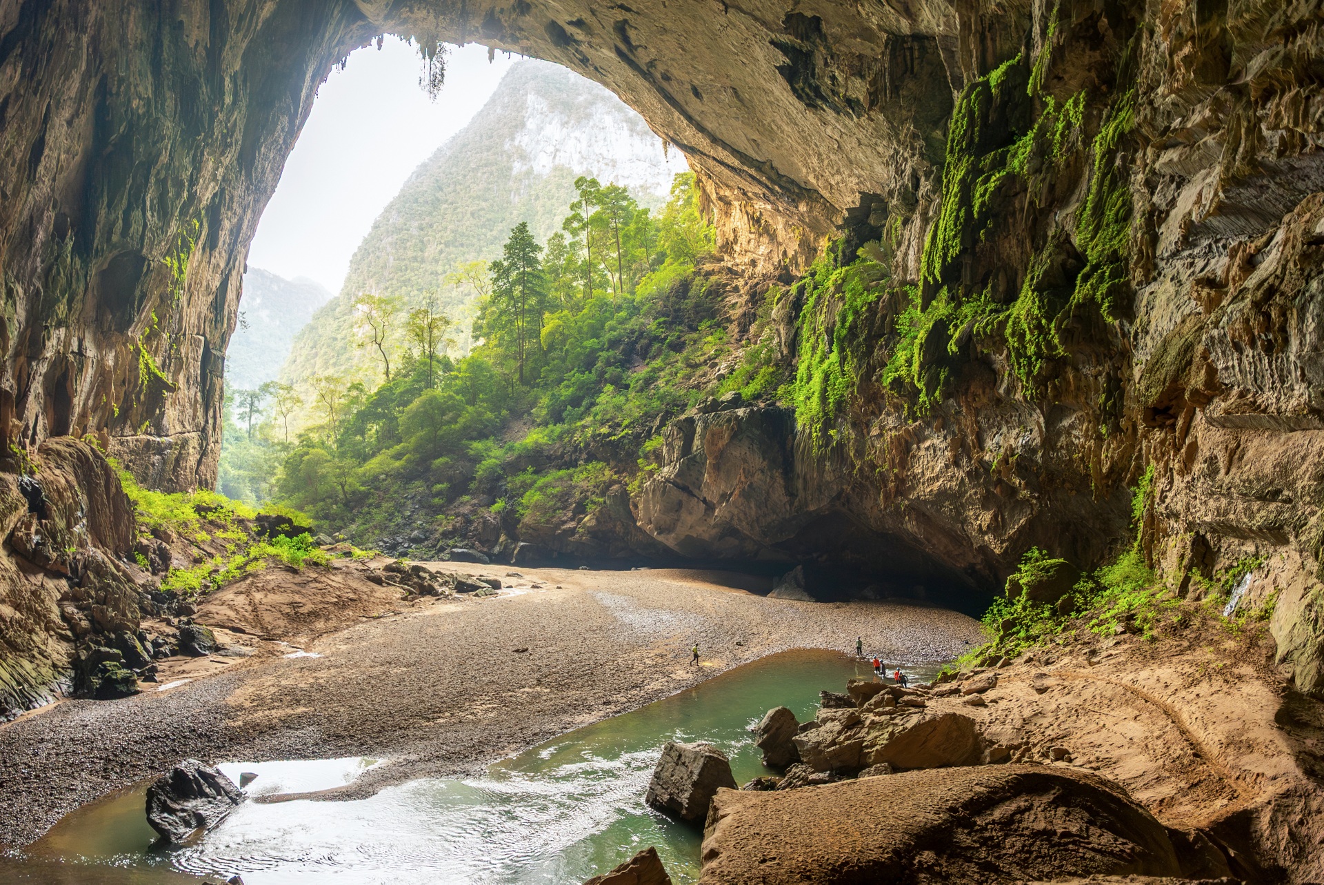 Khám phá một trong những hang động lớn nhất thế giới ở Quảng Trị - 1