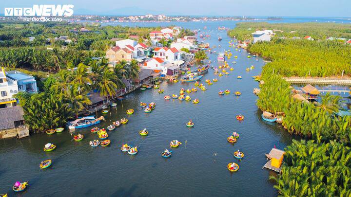 Khám phá ngôi làng Việt lọt top đẹp nhất thế giới 1 Theo Forbes, trải nghiệm ngồi thuyền thúng len lỏi giữa rừng dừa và chứng kiến người dân quăng lưới là điều ấn tượng nhất, không thể bỏ qua khi đến Cẩm Thanh.