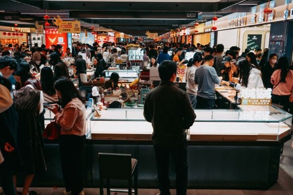 Khám phá thủ phủ buôn vàng lớn nhất Trung Quốc, là tâm điểm của vụ bê bối sập sàn Jieworui- Ảnh 2.