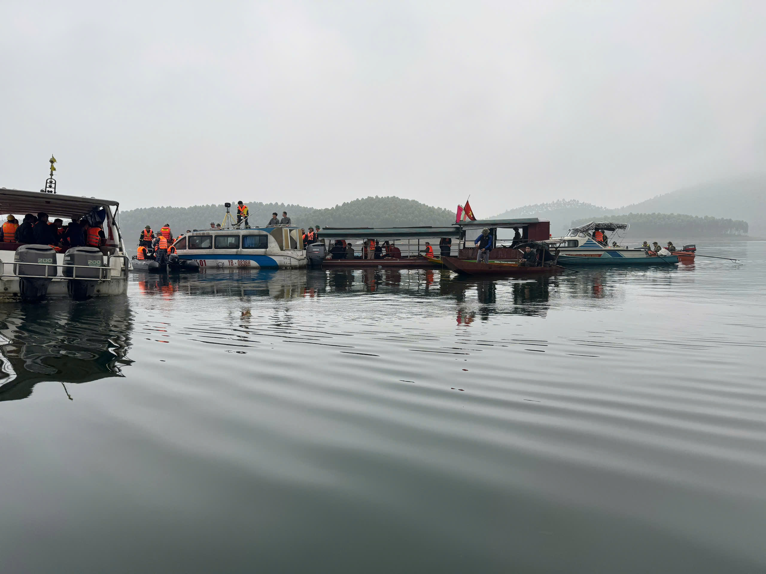 Khẩn trương điều tra nguyên nhân vụ chìm tàu chở khách trên hồ Thác Bà 1 hồ thác bà - Ảnh 1.