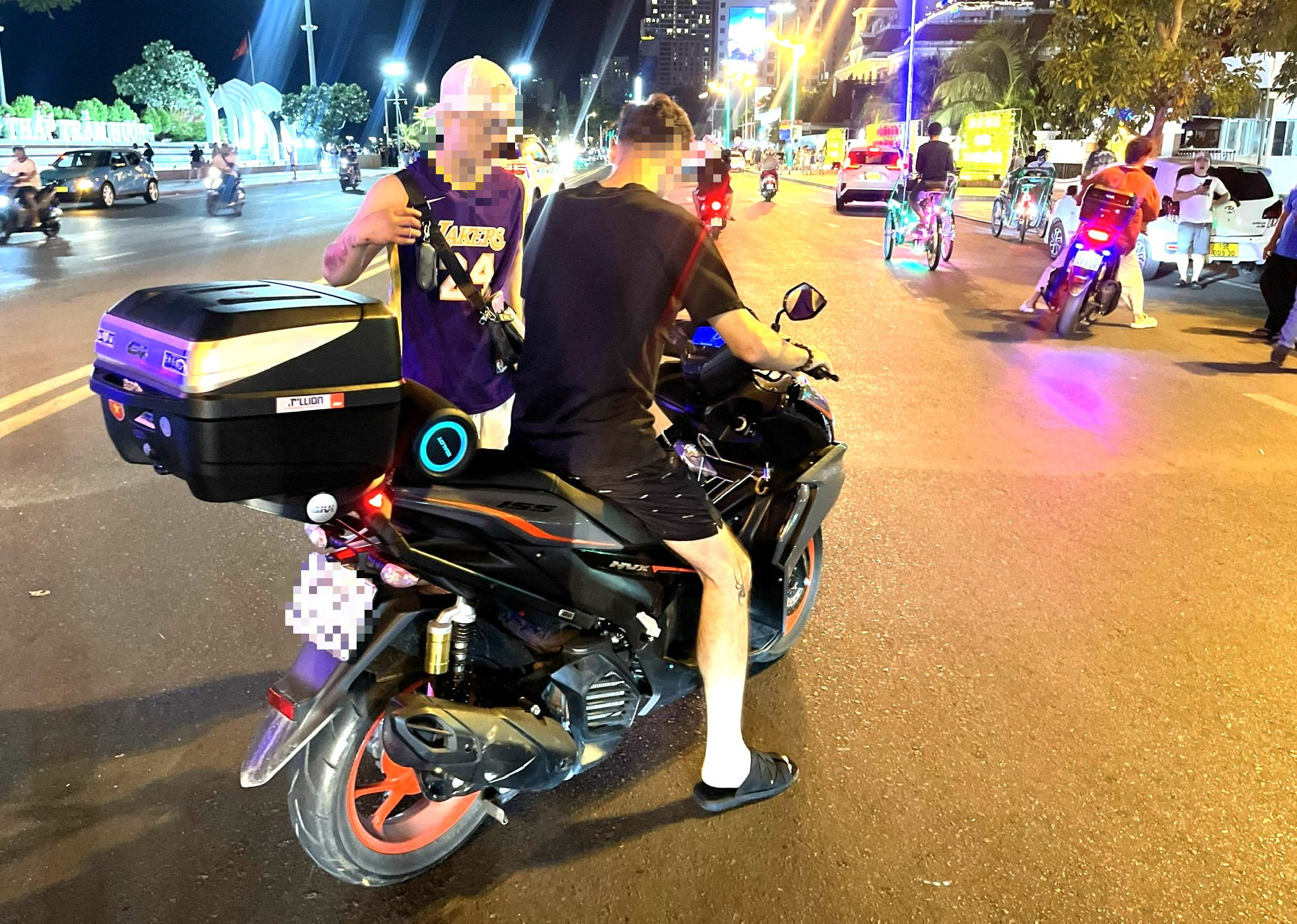 Khánh Hòa tăng cường quản lý người nước ngoài, xử lý nghiêm vi phạm luật giao thông - Ảnh 1.