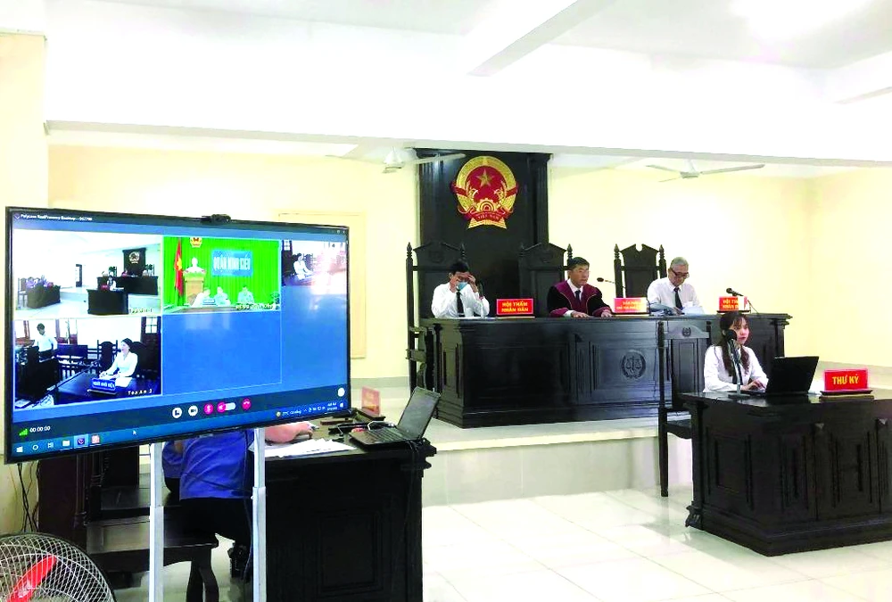 Phiên tòa xét xử trực tuyến mang lại nhiều lợi ích thiết thực cho người dân và xã hội. Ảnh: NHẪN NAM