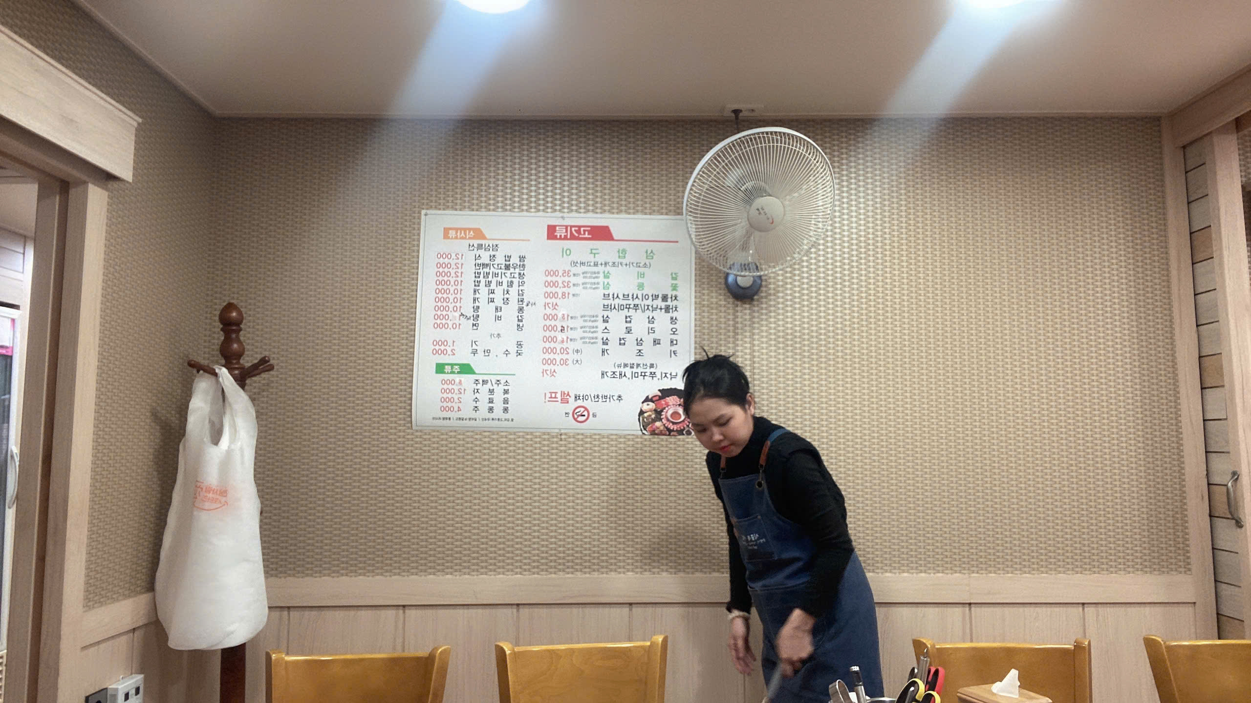 Tết xa quê vẫn ấm áp: Khi người xa xứ tự giữ lửa mùa xuân - Ảnh 1.