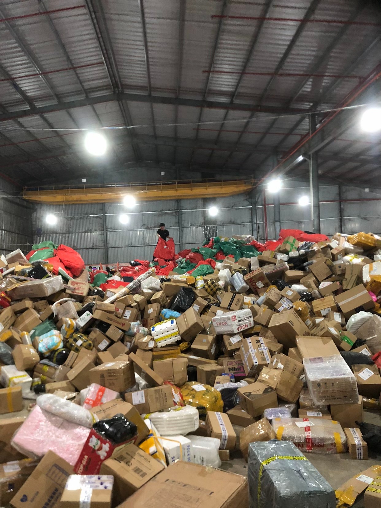 Cảnh tượng ám ảnh nhất lúc này: Kho Bắc Ninh được réo tên khắp cõi mạng- Ảnh 1.