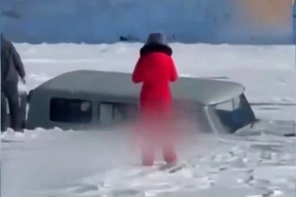 Khoảnh khắc băng vỡ làm ô tô rơi xuống hồ sâu nhất thế giới ở Nga - 1