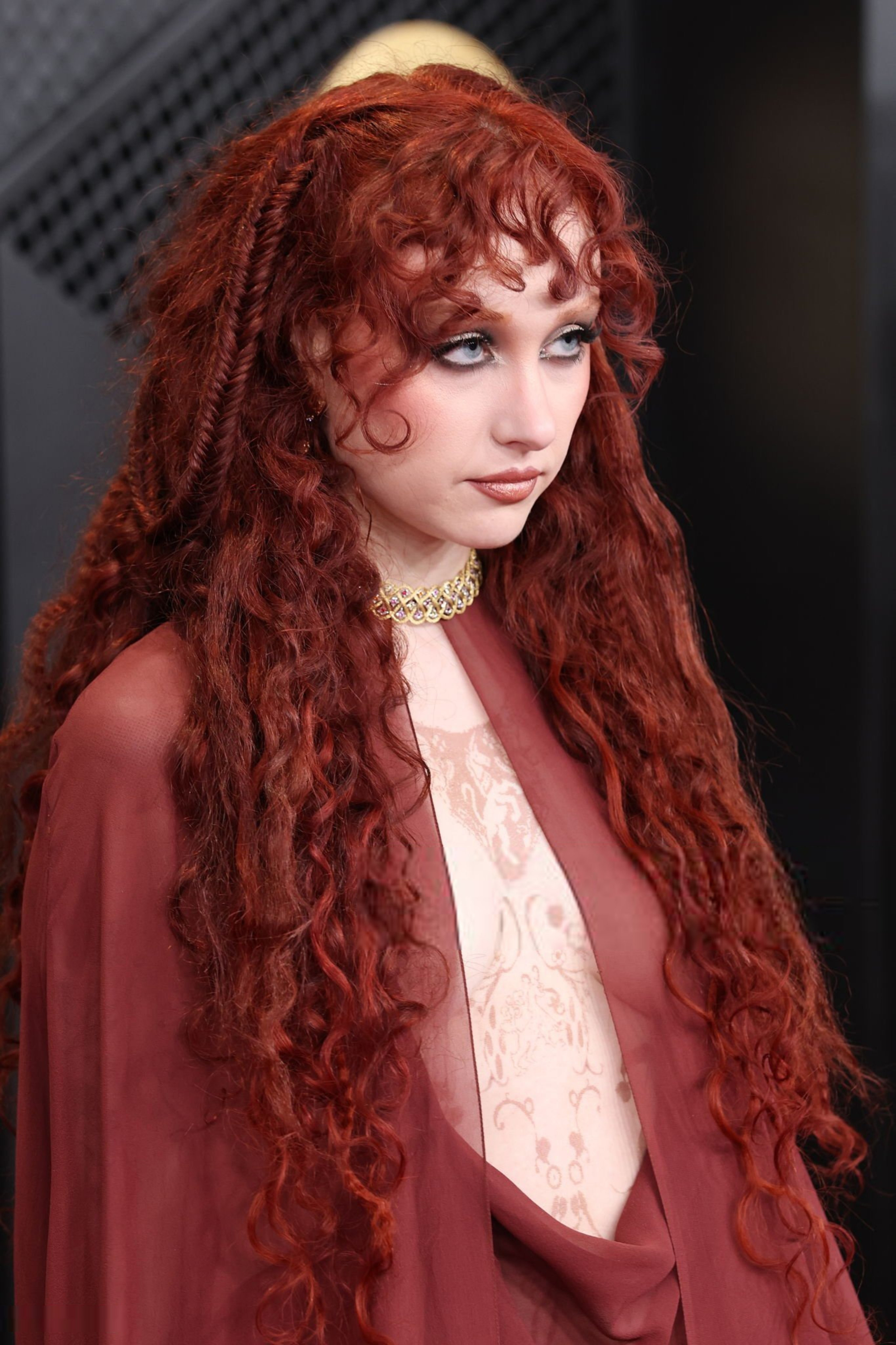 Nữ ca sĩ 7 triệu fan từng vượt mặt Taylor Swfit: Khoe nửa thân trên tại thảm đỏ, vướng nguy cơ bị phạt- Ảnh 1.