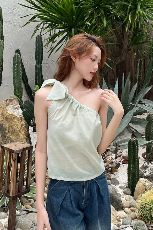 Khoe vai trần gợi cảm đầy tinh tế với áo lệch vai - Ảnh 1.