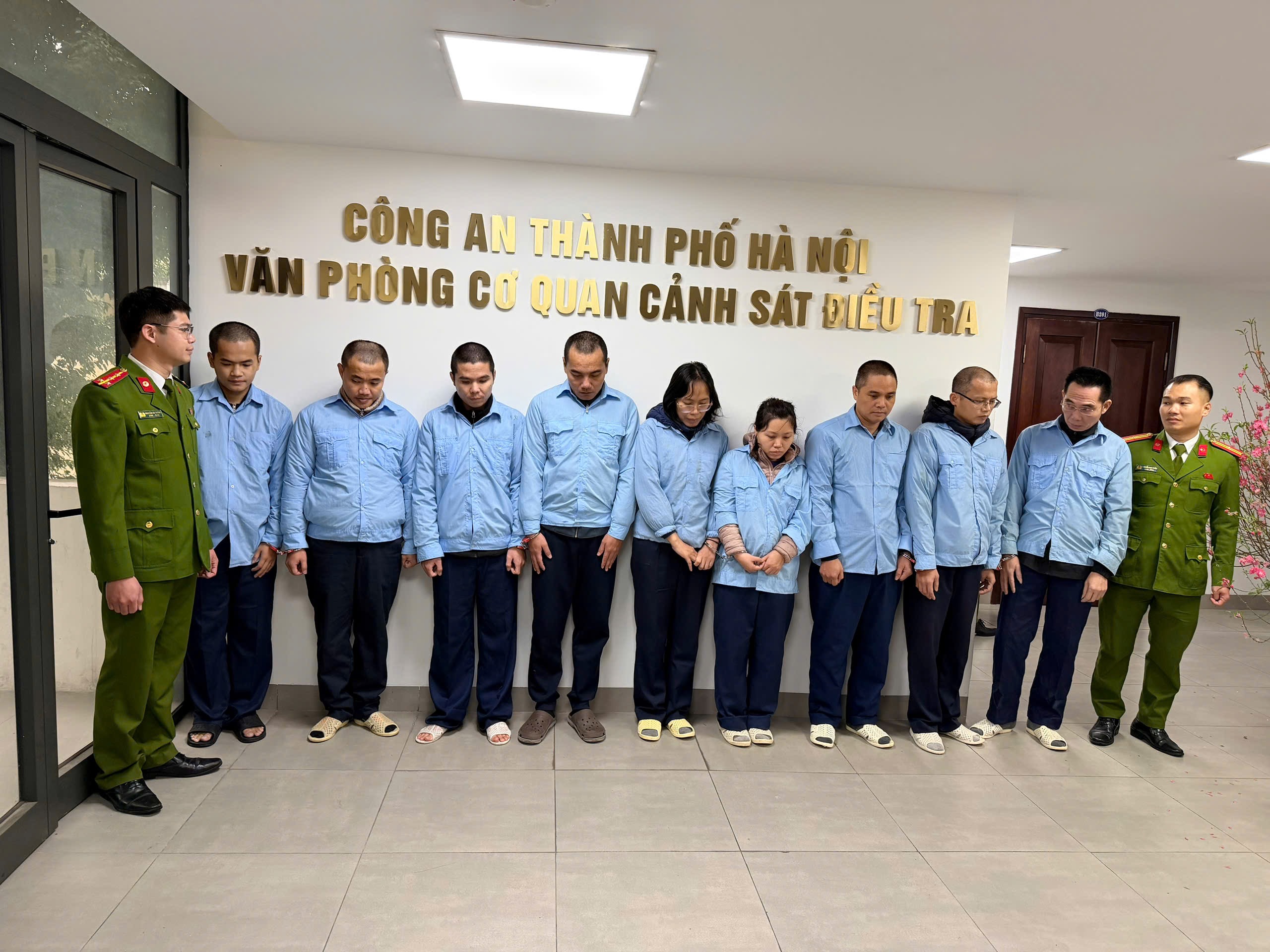 Khởi tố 9 người chiếm đoạt 318 tỉ đồng của 1 ngân hàng- Ảnh 1.