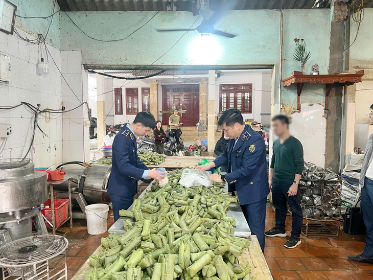 Khởi tố chủ cơ sở sản xuất giò chả sử dụng hàn the, thu giữ hơn 1,2 tấn thực phẩm vi phạm - Ảnh 1.