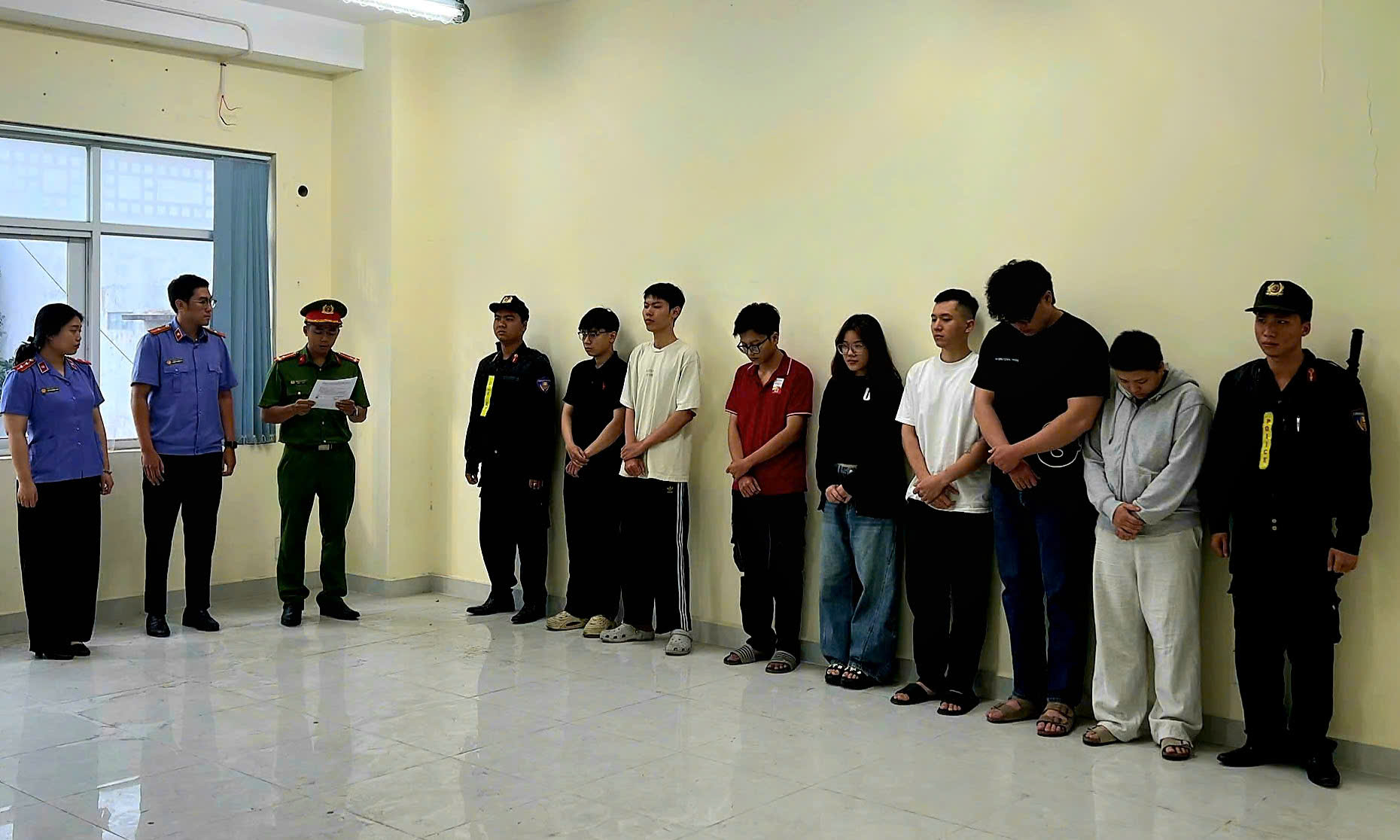 Khởi tố chủ và nhân viên cửa hàng Pod Supplier, phát hiện phòng bí mật giấu thuốc lá điện tử - Ảnh 1.