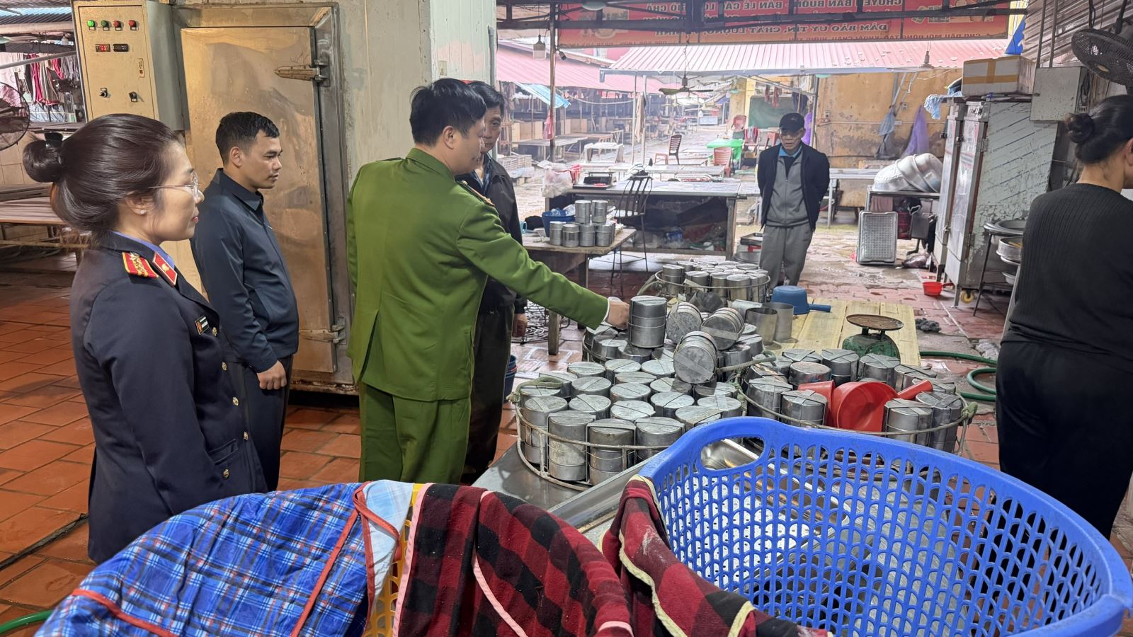 750 cây giò, 720 túi xúc xích chứa chất cấm: Khởi tố mẹ con chủ cơ sở tại chợ đầu mối Đông Tảo- Ảnh 1.