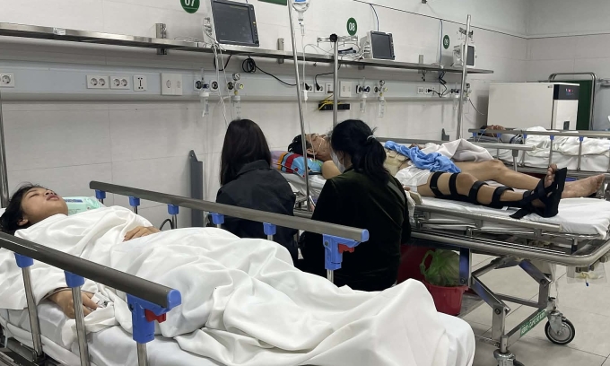 Nhiều bệnh nhân nằm cấp cứu tại Bệnh viện Việt Đức ngày 29 Tết. Ảnh: Lê Nga