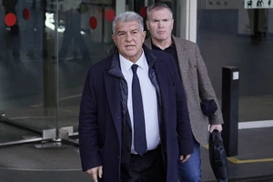 Vì sao Laporta từ chức chủ tịch Barcelona?