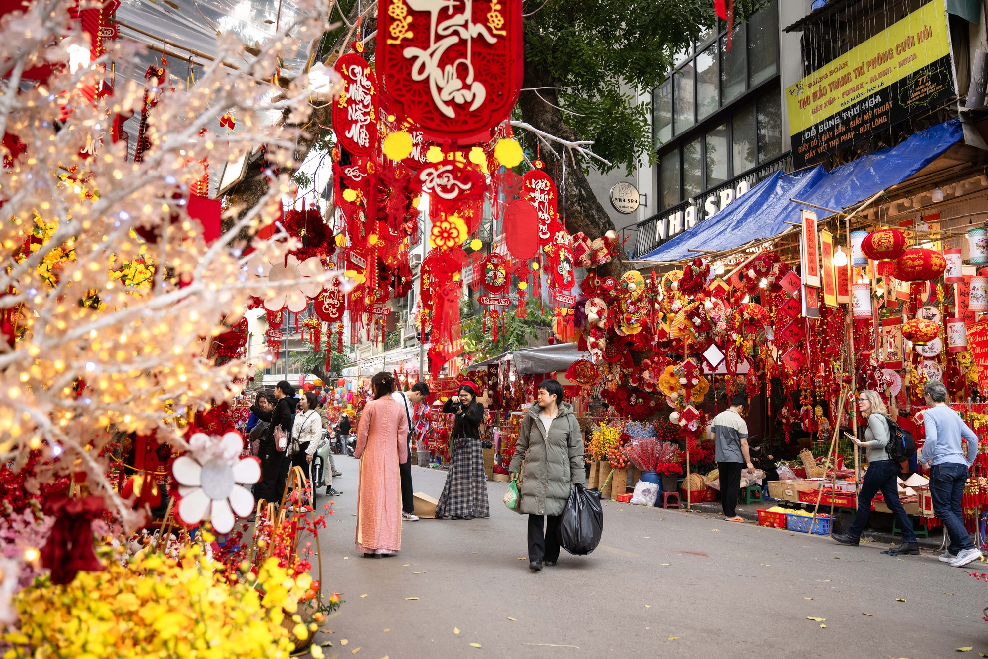 Phố Hàng Mã đỏ rực những ngày giáp Tết: Không còn cảnh chen nhau chụp ảnh, dân tình lặng lẽ sắm sửa đón xuân- Ảnh 9.