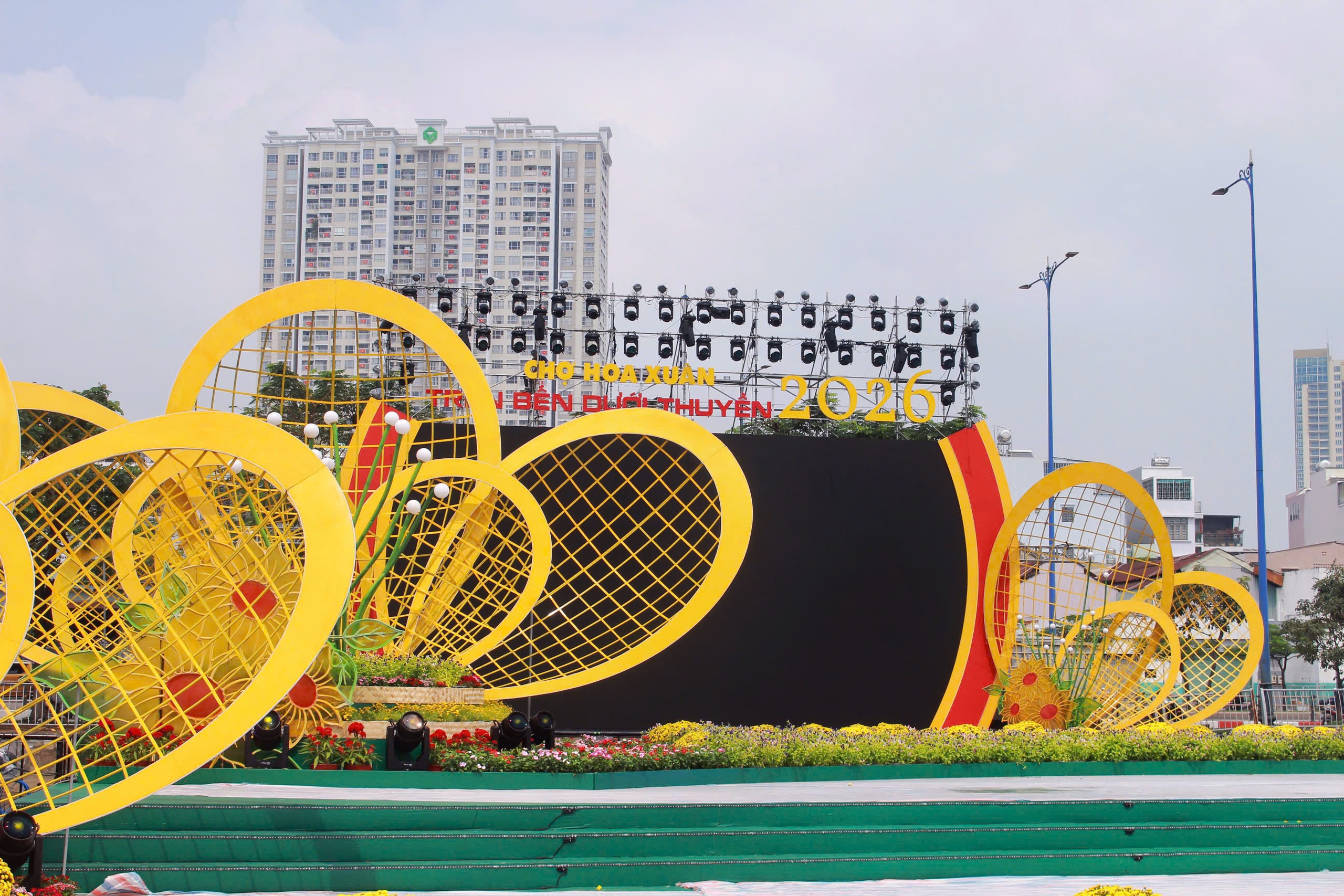 Không khí rộn ràng trước giờ khai mạc Chợ hoa xuân 