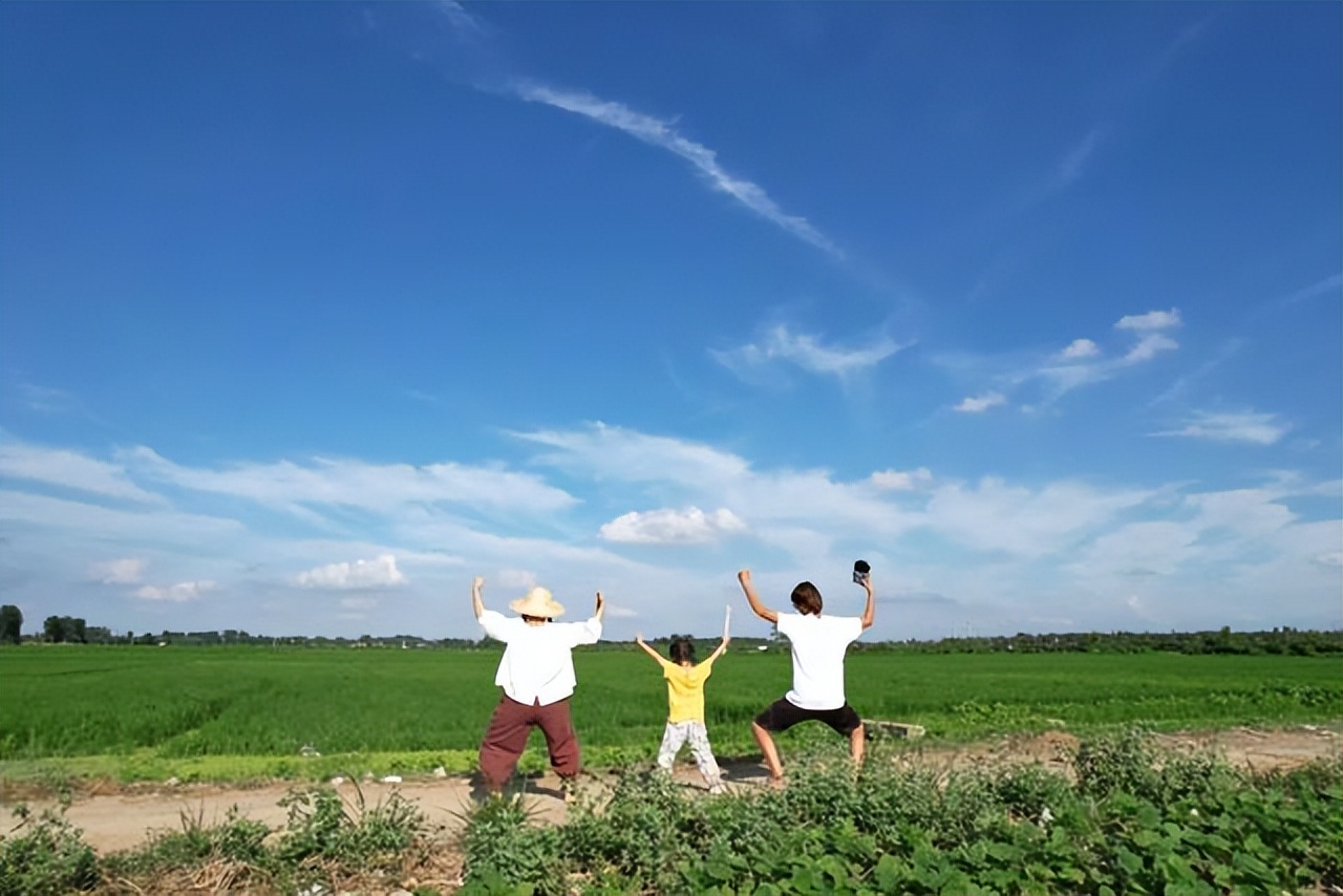 Không mua nhà thành phố, cặp vợ chồng 33 tuổi biến sân quê thành 