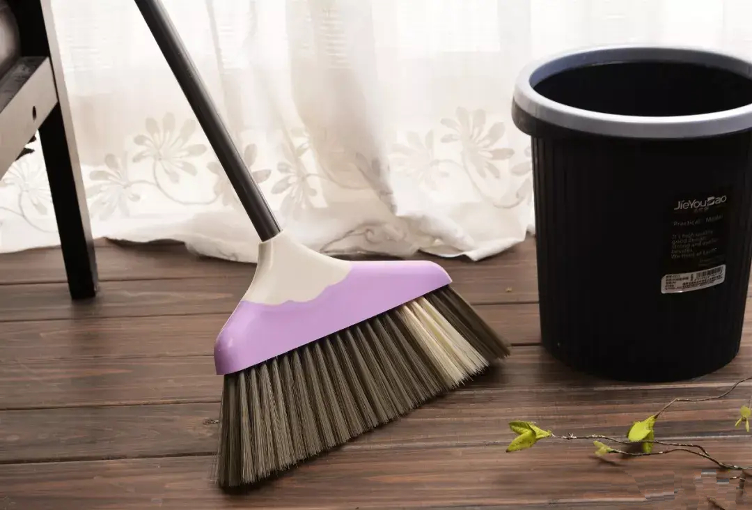 Nhà có sạch đến mấy cũng đừng dại đặt chổi ở 3 góc này: Không phải mê tín mà là nguyên tắc giữ lửa nếp nhà cực khoa học!- Ảnh 1.