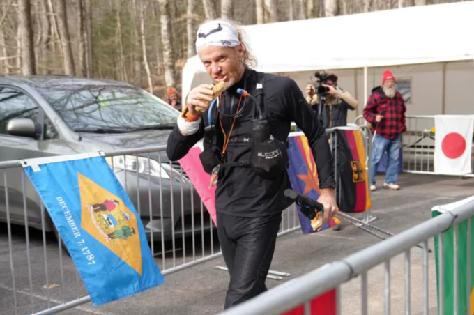 Sebastian Raichon bắt đầu vòng hai tại Barkley Marathons ở Frozen Head State Park, Wartburg, Tennessee, ngày 14/2/2026. Ảnh: News Sentinel