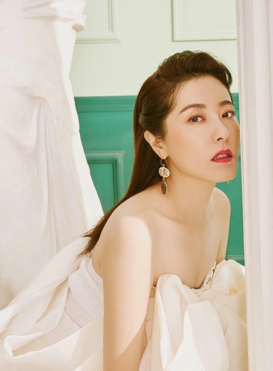 Không thể tin được mỹ nhân này đã 49 tuổi rồi, khí chất cao quý đúng chuẩn nhân vật trong tiểu thuyết- Ảnh 2.