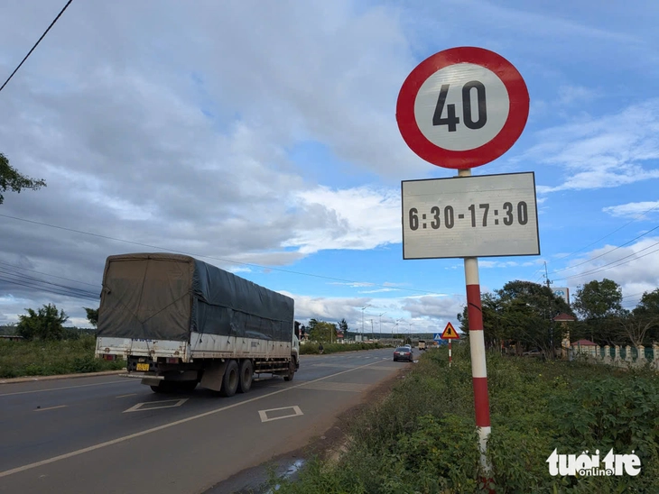 Khu Quản lý đường bộ III yêu cầu xử lý biển hạn chế tốc độ dày đặc trên quốc lộ 19 - Ảnh 1.