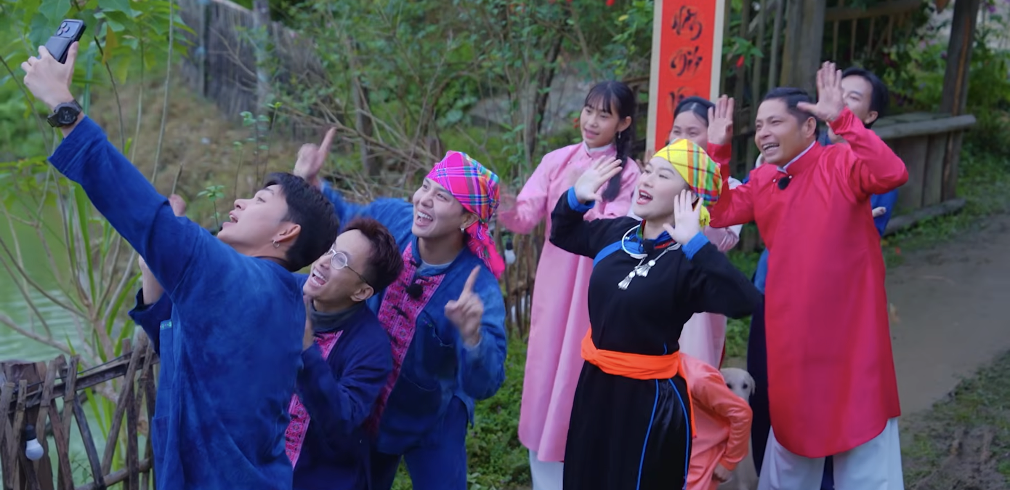 Khung hình hiếm nhất của gia đình chị Thông, tiểu mỹ nhân trong nhà lại khiến cõi mạng xôn xao- Ảnh 1.