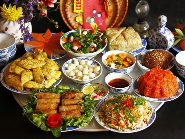 Bữa ăn ngày Tết giàu đạm có thể khiến người bệnh rối loạn tiêu hóa.