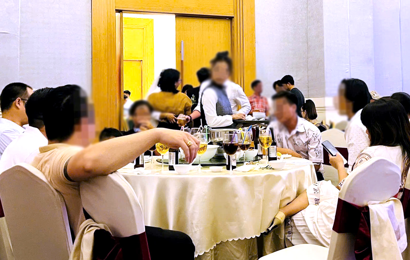 Kiểm tra loạt trung tâm hội nghị, nhà hàng tiệc cưới, Sở An toàn thực phẩm TP.HCM phát hiện gì? 1 Kiểm tra loạt trung tâm hội nghị, nhà hàng tiệc cưới, Sở An toàn thực phẩm TP.HCM phát hiện gì? - Ảnh 1.